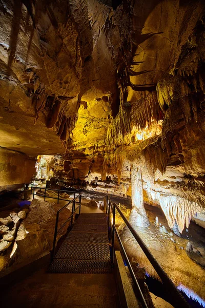 Caminho de visita guiada vertical através da caverna do centro-oeste da América de Indiana Kentucky com estalagmites e estalactites — Fotografia de Stock