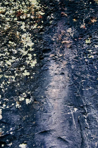 Çizik ve liken içeren kaya dokusunun ayrıntıları — Stok fotoğraf
