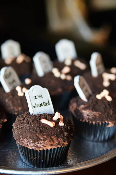 Cupcakes de chocolate com lápides doces e ossos Halloween tratar — Fotografia de Stock
