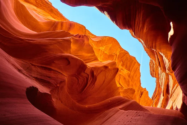 Mavi gökyüzü turuncu bir kanyonun dibinden görünüyor. — Stok fotoğraf