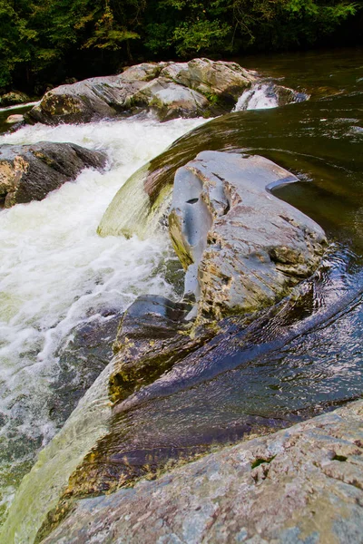 Kleine waterval die over rotsen stroomt in een witte rivier — Stockfoto