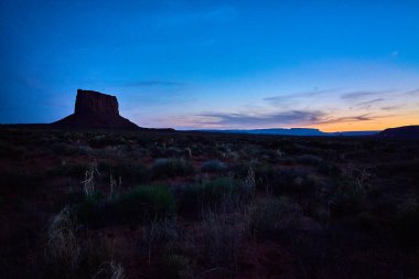 Gün doğumunda ya da günbatımında kaya sütunlarının karanlık silueti