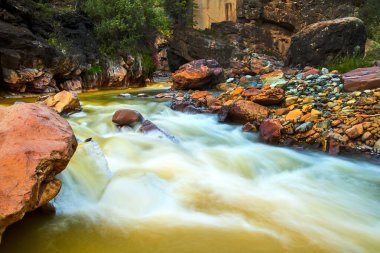 Kırmızı ve beyaz kayaların arasından maden suyu nehri