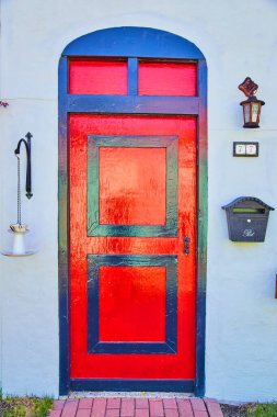 Beyaz duvarda eski tarz kırmızı ve siyah kapı
