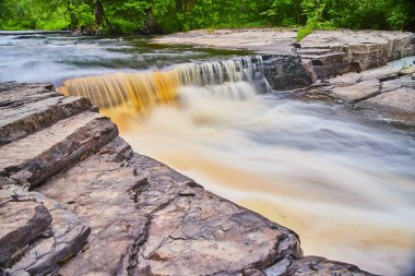 Küçük şelalenin yanındaki vadide kayalıklar var.