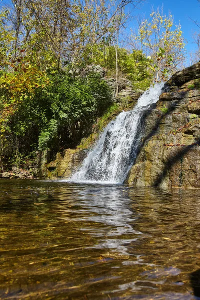 Vertical de cascada sobre rocas en pequeño estanque vista baja —  Fotos de Stock