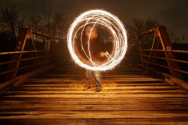 夜の金属製の橋の上の光のファジィ白い球 — ストック写真