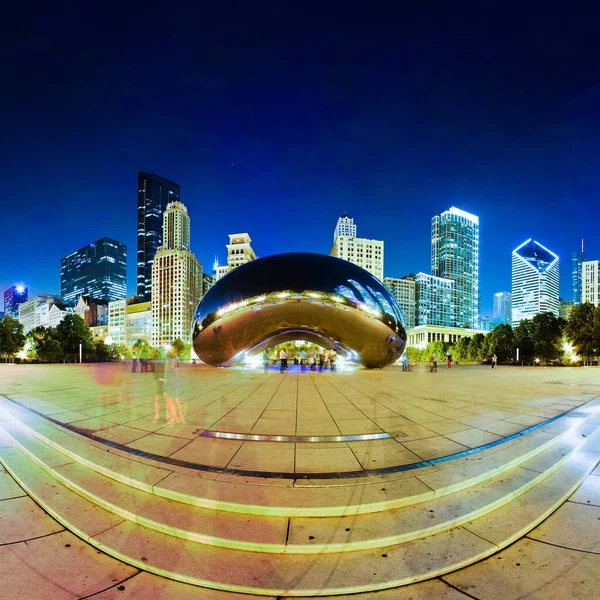 Fish-eye vy över The Bean med Chicago Skyline i bakgrunden på natten — Stockfoto