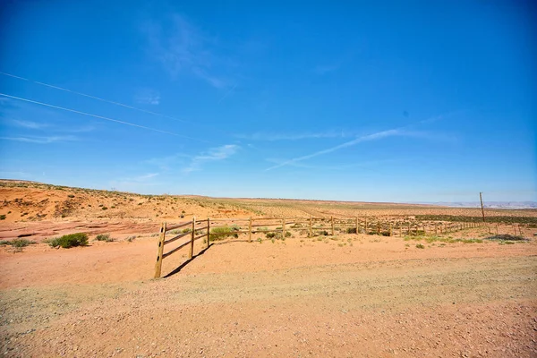 Verlassener Zaun führt mitten in der Wüste ins Nichts — Stockfoto
