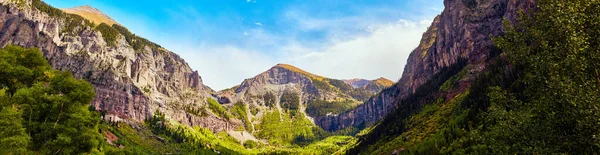 Panorama dużej górskiej doliny w pobliżu upadku — Zdjęcie stockowe