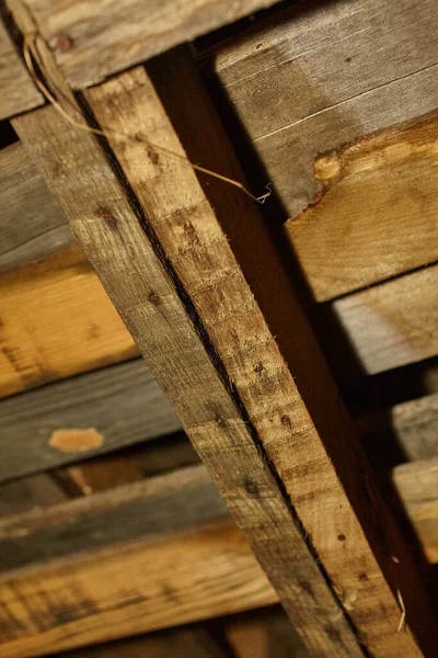 Primer plano de tablas de madera deshilachadas marrones unidas con clavos —  Fotos de Stock