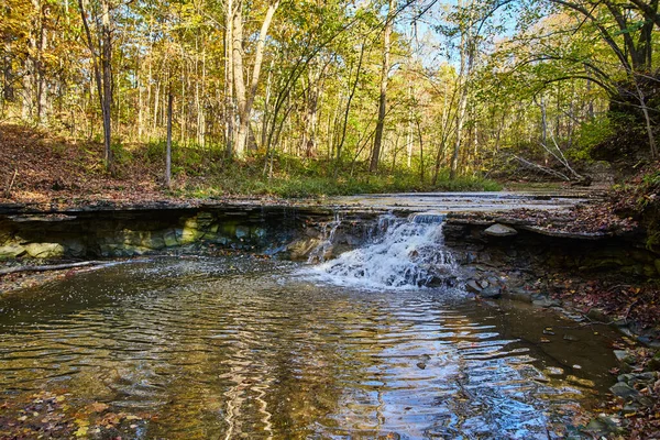 Cascada sobre pizarras de rocas en bosque otoñal —  Fotos de Stock