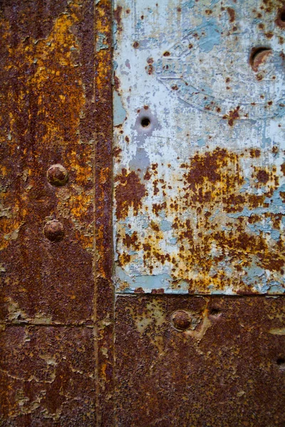 Fundo de metal antigo enferrujado com marcas de bolso e uma seção de aço cinza — Fotografia de Stock