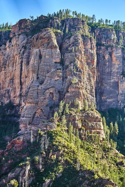 Verticale aerea grande parete di montagna di roccia — Foto Stock