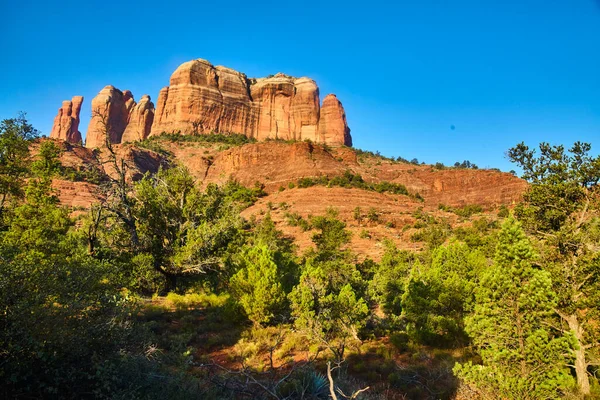 Vista panorâmica de um pico de Bell Rock laranja com árvores em primeiro plano — Fotografia de Stock