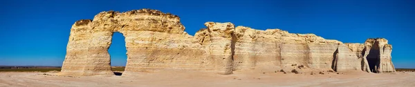 Platte woestijn panorama met witte obelisk rotsen — Stockfoto