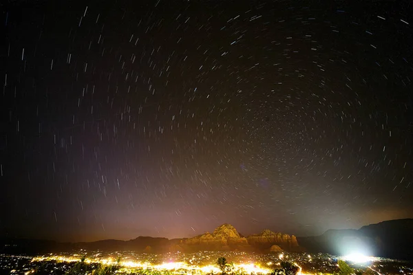 Rozmazání kruhových hvězd v noci v krajině Sedona Arizona — Stock fotografie