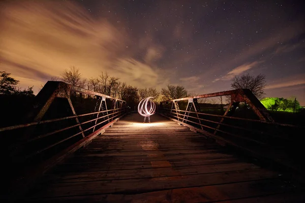 Lehký experiment na kovovém mostě za soumraku — Stock fotografie