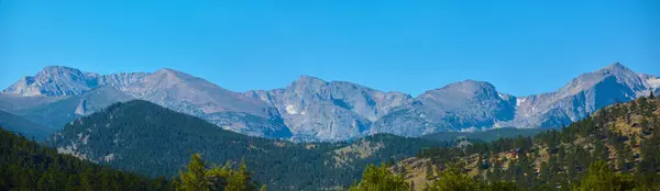 Panoráma nagy hegyvonulat dombok fenyőfák — Stock Fotó