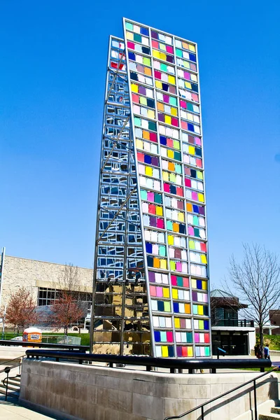 Hohe Skulptur in Indianapolis mit bunten Mustern auf der einen und Spiegeln auf der anderen Seite vor blauem Himmel — Stockfoto