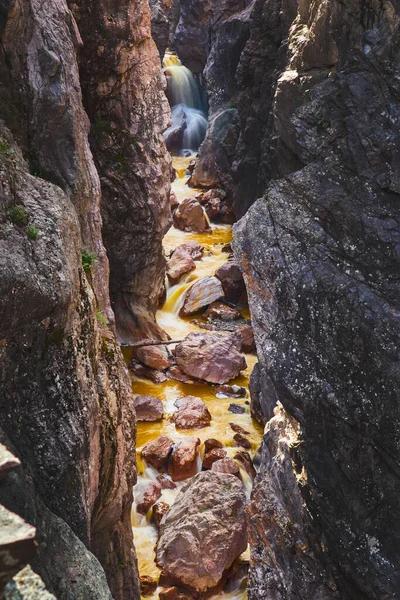 Вузький каньйон з впалими валунами і водоспадом в кінці — стокове фото