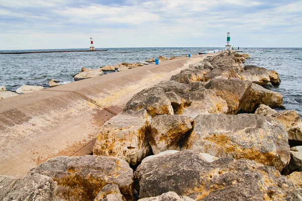 Grande cais de cimento no lago forrado com pedras — Fotografia de Stock