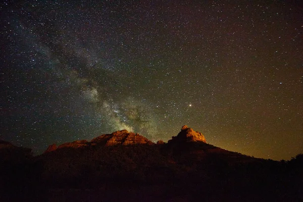 Mléčná dráha v noci v poušti s červenými horami — Stock fotografie