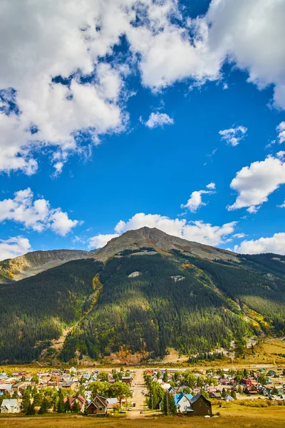 Kleine mijnstad in het land met hoge bergketen en blauwe lucht — Stockfoto