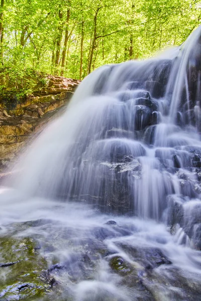 Verticale close-up van witte waterval cascading over rotsachtige klif — Stockfoto