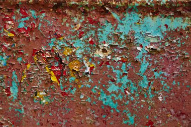 Kırmızı ve sarı arkaplanı soyulmuş eski terk edilmiş bir duvar.