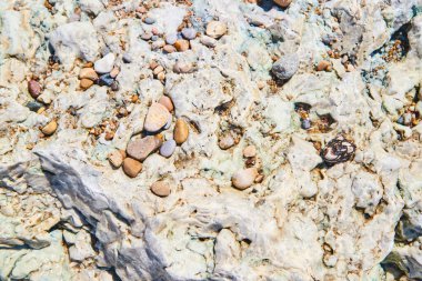 Taşın dokusu, küçük çakıl taşlarıyla yakından.
