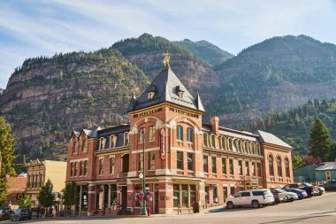 Kolorado dağlarına karşı kurulmuş eski model bir otel.