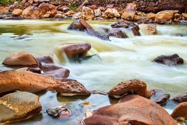 Nehrin kenarını mineraller ve kırmızı kayalarla kapatın.