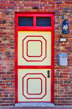 Kırmızı tuğlada renkli kırmızı kapı