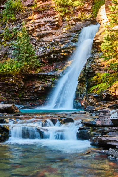 Красивый водопад в каньоне с мирными тихими флюидами — стоковое фото