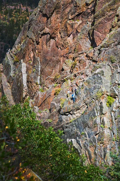 Vertical cliffs of canyon with two rock climbers — Stock Photo, Image