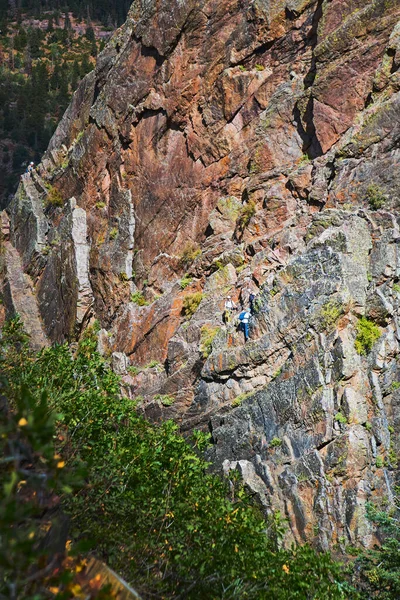 Acantilados verticales de cañón con dos escaladores — Foto de Stock