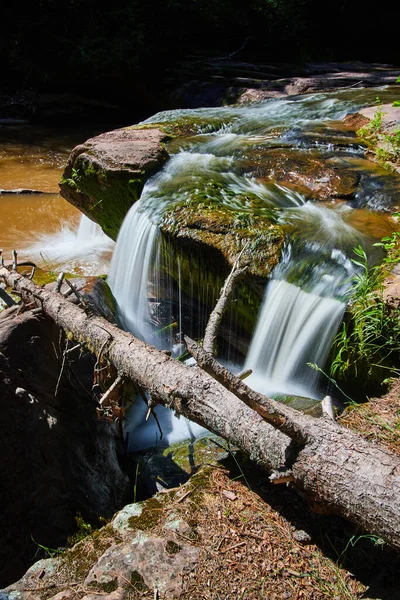 Grumes sur petite cascade avec rivière brune et algues — Photo
