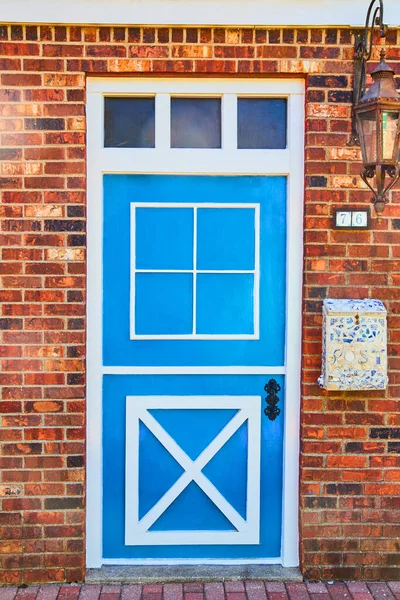 Brillante puerta de estilo holandés azul y blanco en ladrillo rojo — Foto de Stock