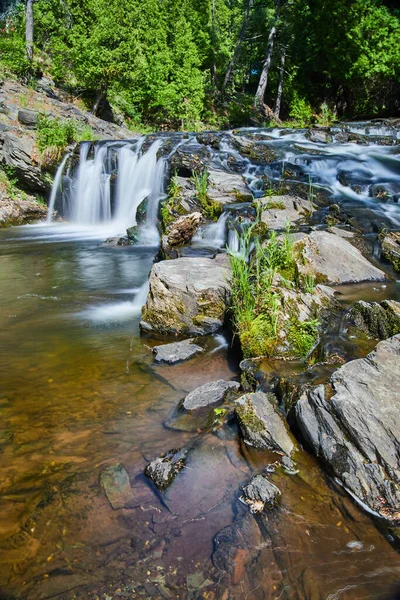 Helling van mossige rotsen met watervallen in het bos — Stockfoto
