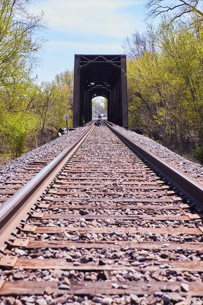 Eisenbahngleise führen zu großer Metallbrücke — Stockfoto