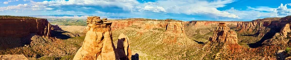 Panorama de gran cañón con pilares rocosos en el desierto — Foto de Stock