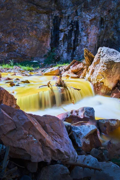 Водоспад в ущелині на великих скелях — стокове фото