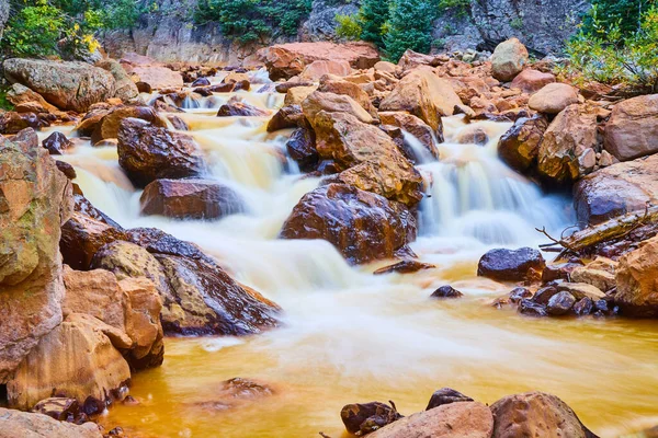 Крупним планом каскадні водоспади в річці, повні великих червоних каменів — стокове фото