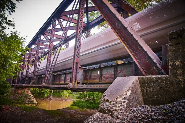 Trilha de trem de metal grande de baixo com borrão de trem — Fotografia de Stock