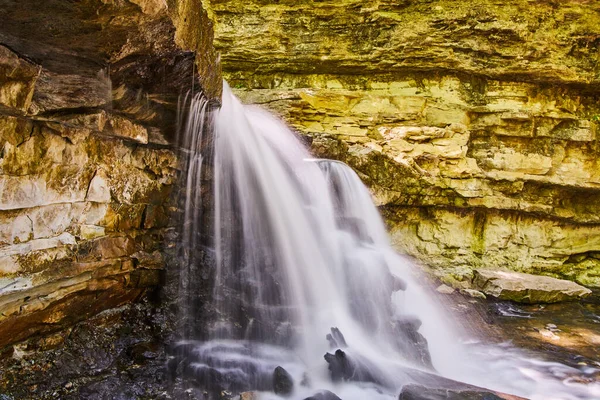 Вид со стороны водопада сквозь скалистые скалы — стоковое фото