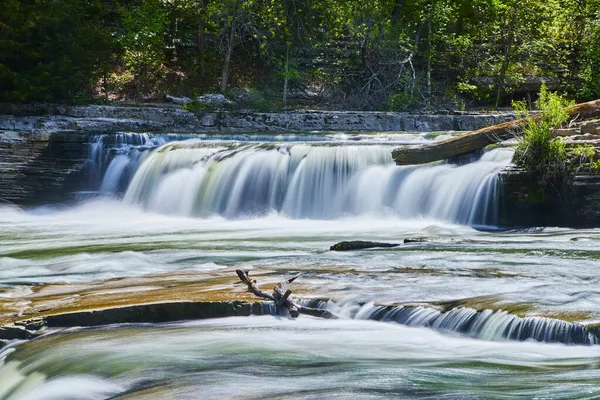 大瀑布，较小的瀑布落在岩石和森林上 — 图库照片