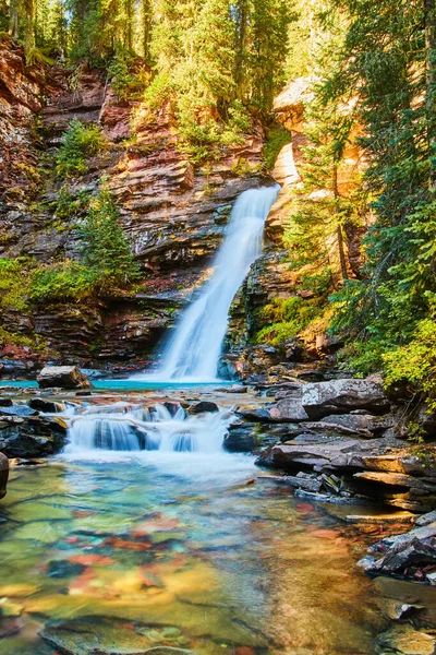 Cascata maestosa nascosta nel canyon con rocce colorate nel fiume — Foto Stock