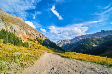Rocky Dağları 'nın tepesindeki toprak yolda vadi ve dağ sıraları görünüyor.