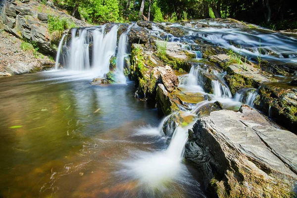 Cascades coulant sur la pente de roches moussues — Photo